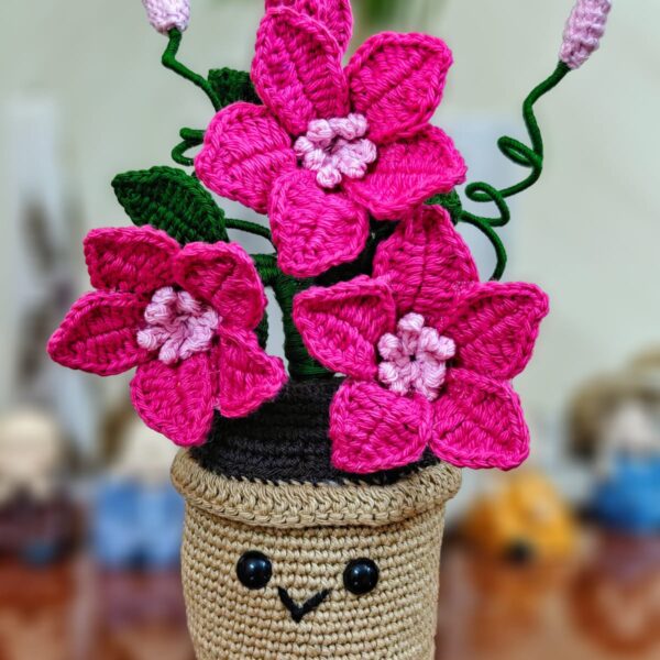 Handmade Crochet Plant with 3 Rose Pink Flowers – Cute Smiling Pot